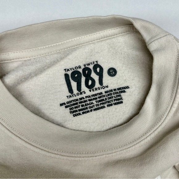 Taylor Swift 1989 Polaroid Sweatshirt with Seagulls Small - Picture 3 of 3